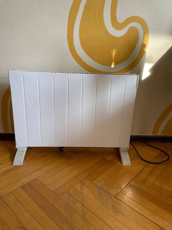 Синие бокалы, банки Ikea, шпалера, полочки, вентилятор, обогреватель, вафельница, духовка, зеркало 7