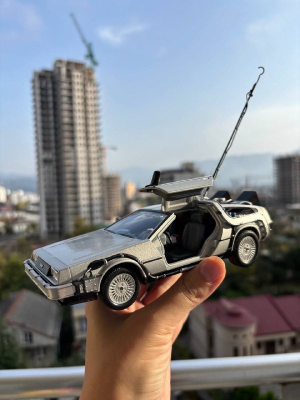 Машина времени Delorian 1:24 из фильма Назад в будущее 3