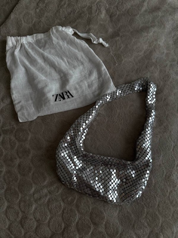 Кроссовки Fila, сумки Bershka и Zara, шлепки Fendi, платье Mango, брюки HM для бега, юбки 10