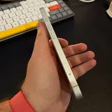 iPhone 16e 4