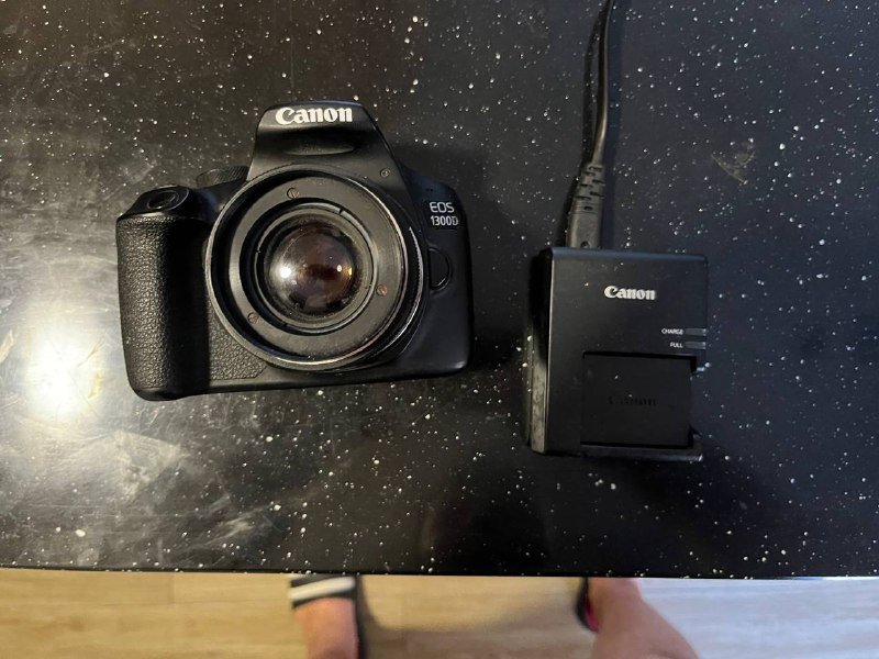 Canon 1300D фотоаппарат, объектив 18-55mm, зарядка