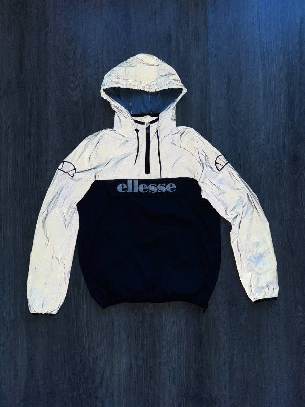 Кроссовки Salomon, Джинсовая куртка Guess, Кроп-топ Nike, Ветровка Rab, Джинсы Jacob Cohën, Мессенджер Jack Wolfskin, Анорак Ellesse, Джинсы Carhartt FR, Свитер Stone Island 7