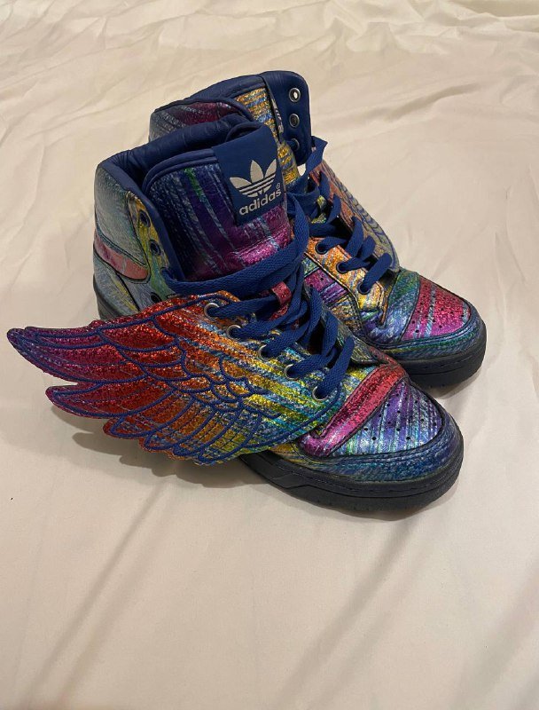 коричневая кофта, фиолетовая кофта, джинсы, куртка, кроссовки Adidas, черные ботинки 2