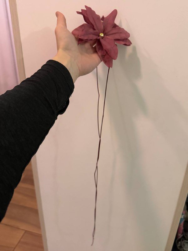 Украшение в виде цветка с веревочками 2