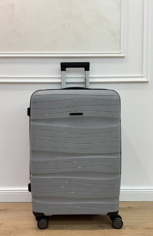 Чемодан среднего размера из качественного пластика