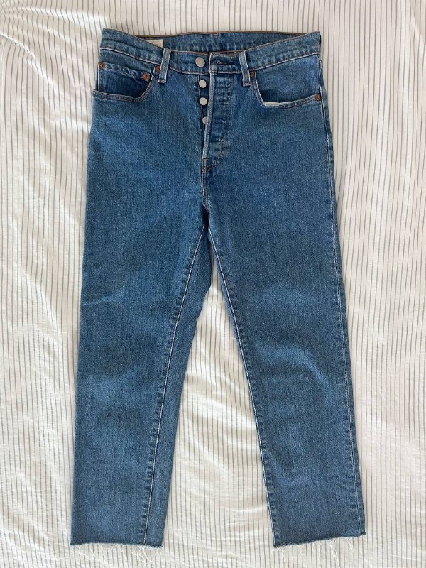 свитер ARKET, игрушка H&M HOME, шлепанцы Adidas Pharrell Williams, брюки вельветовые Uniqlo, джинсы Levi’s 9