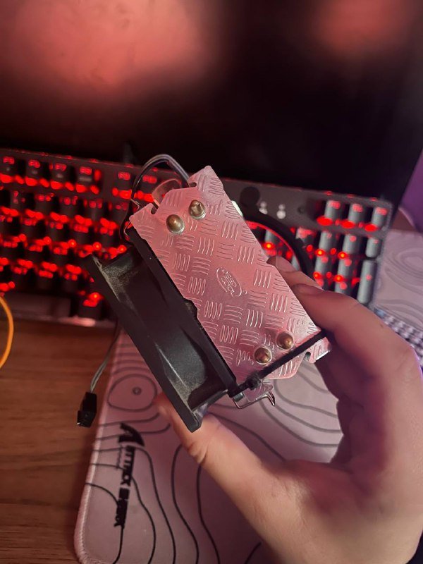 клавиатура, кулеры, SSD, материнская плата, оперативная память, видеокарта 4