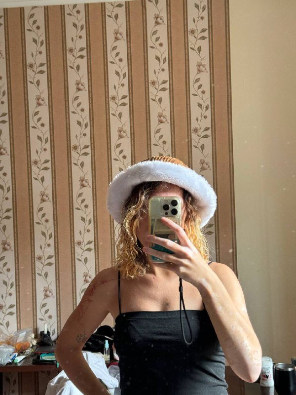 Белая кепка, вельветовая панамка