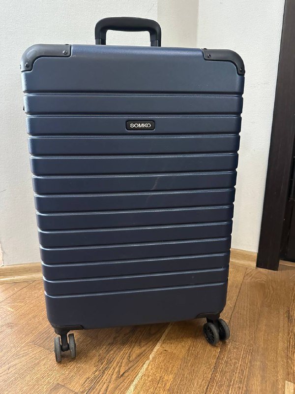 Большой желтый пластиковый чемодан 3