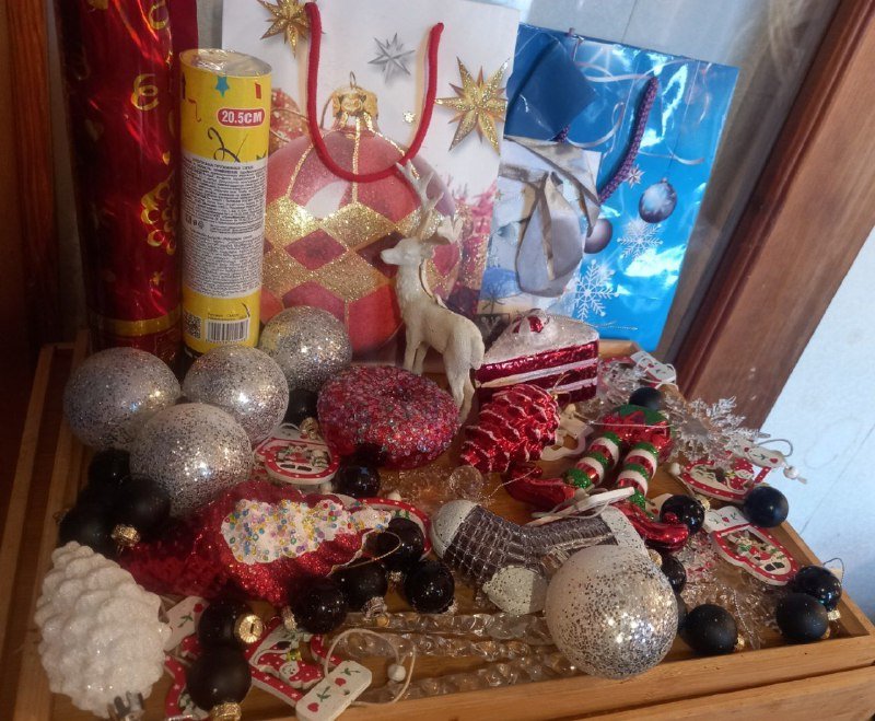 Елки искусственные с гирляндами и игрушками 10