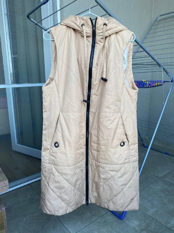 Безрукавка женская из полиэстера с синтепоновым утеплителем