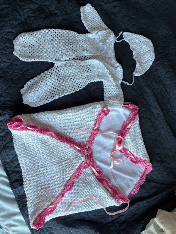 Вязаный комплект для новорожденной девочки