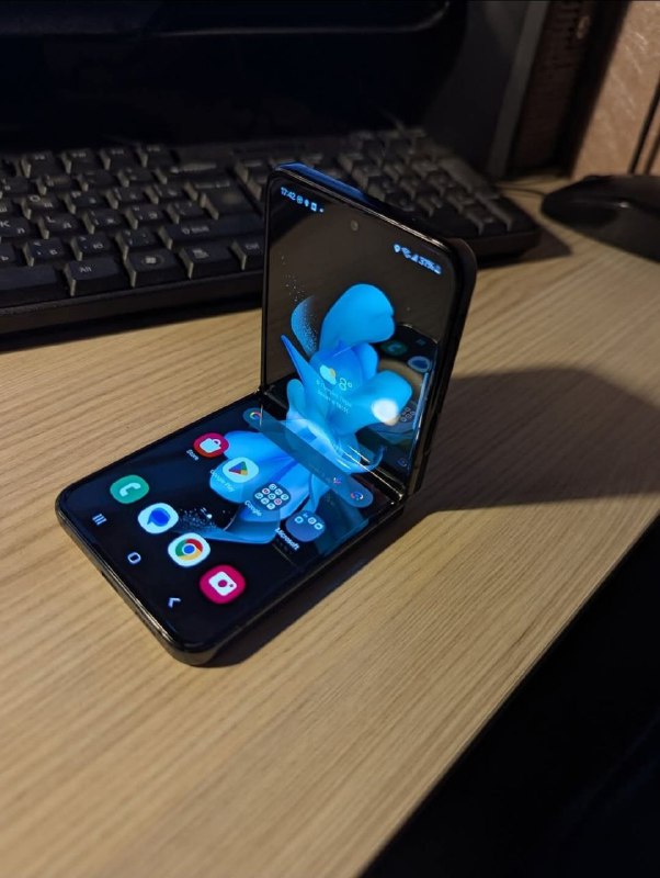 Samsung Galaxy Flip 4 телефон
