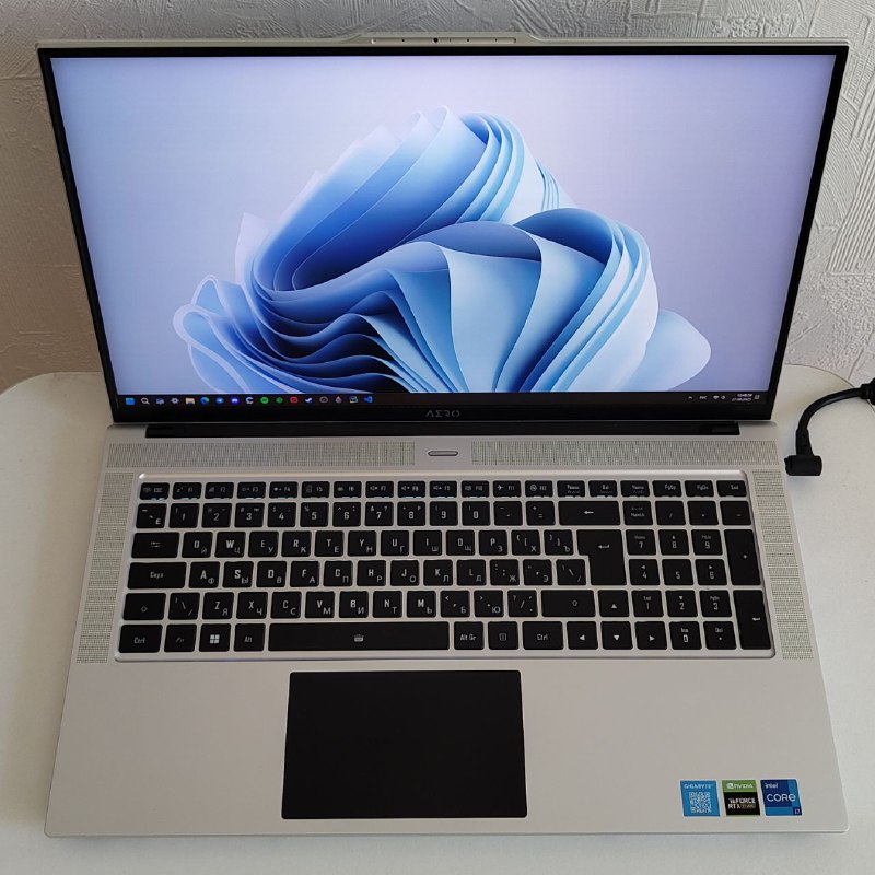 Ноутбук GIGABYTE AERO 17 XE5 без аккумулятора 1