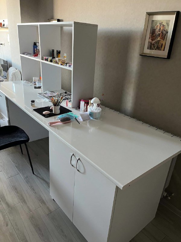 Большой белый стол с полками и шкафчиками 5