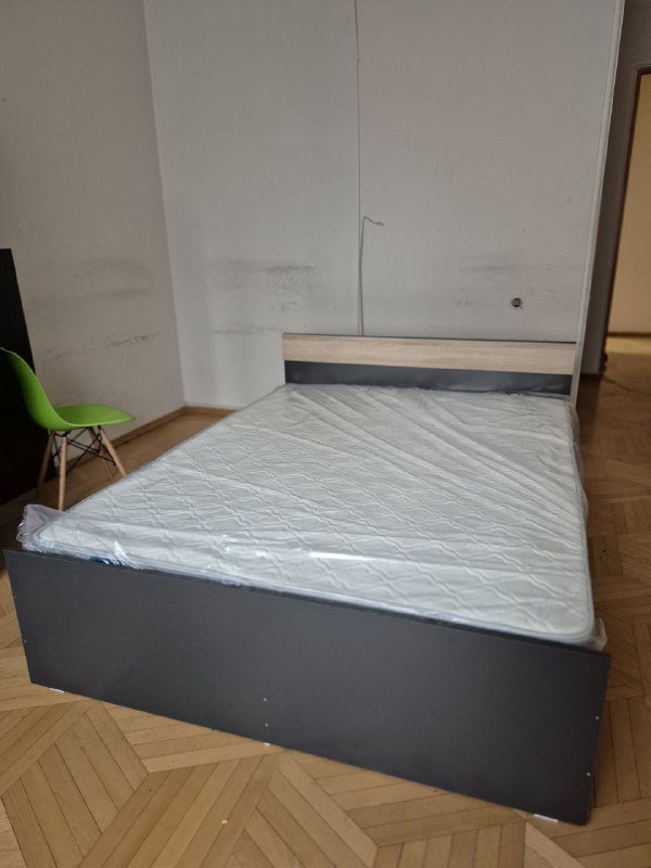 Кровать с новым матрасом 150×200 см