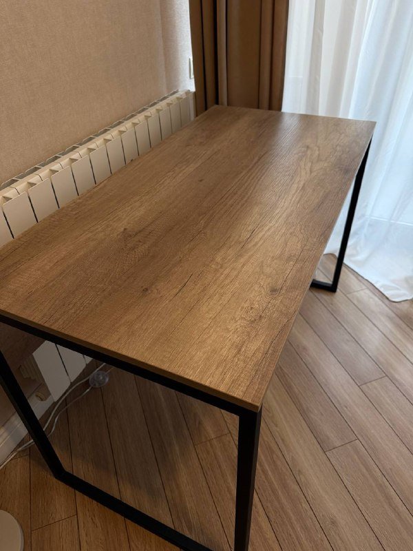 стул офисный, рабочий стол, ковры разных размеров и цветов 4