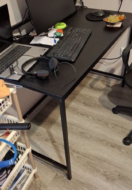 Компьютерные столы черный и светлый деревянный 2