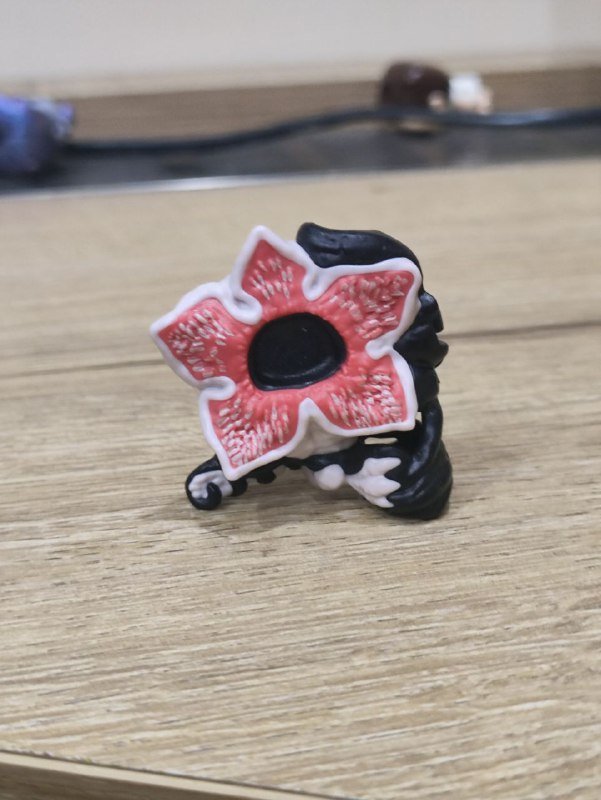 Фигурки Киндер Очень странные дела 6