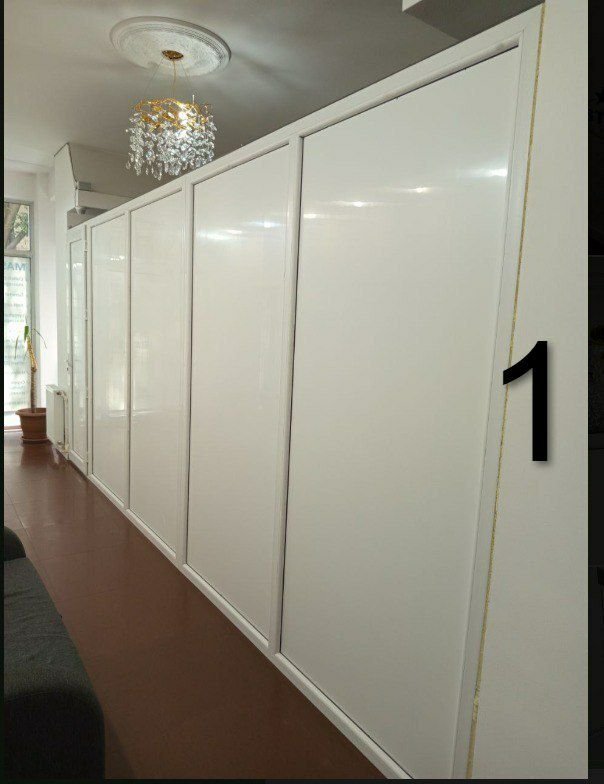 Пластиковые перегородки с дверьми три штуки