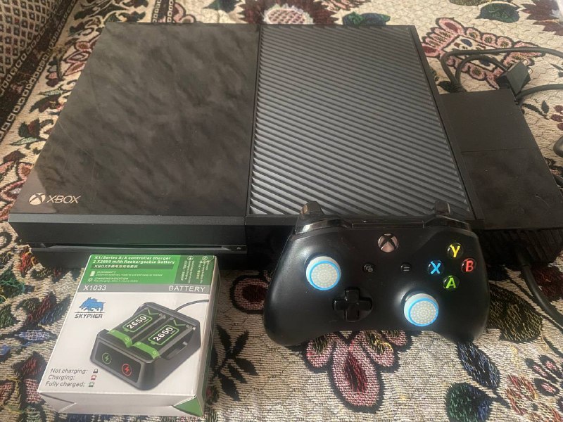 Xbox One консоль с геймпадом и зарядным устройством