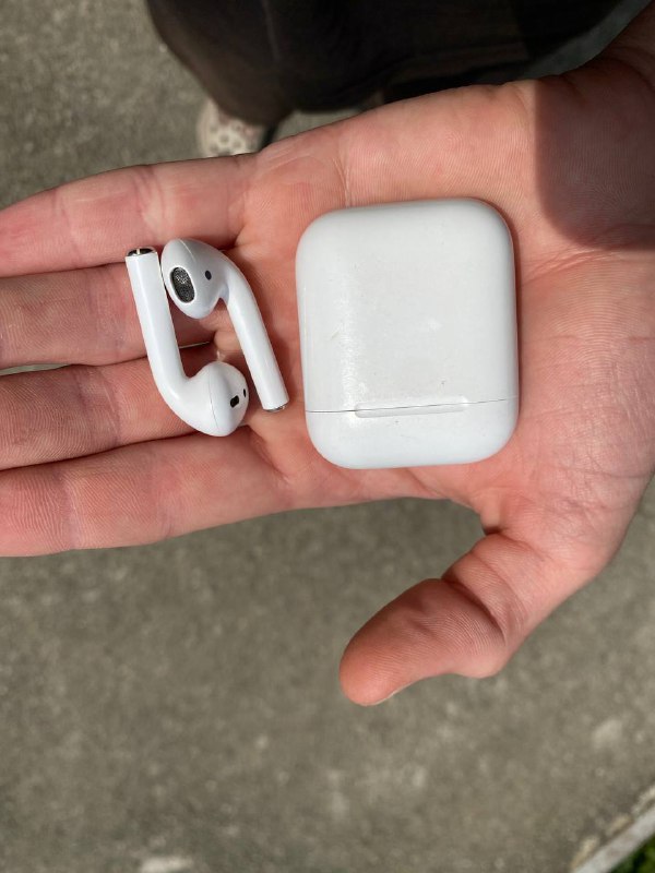 винтажная рубашка, наушники AirPods 2, кофта Adidas, полосатая поло-рубашка 4