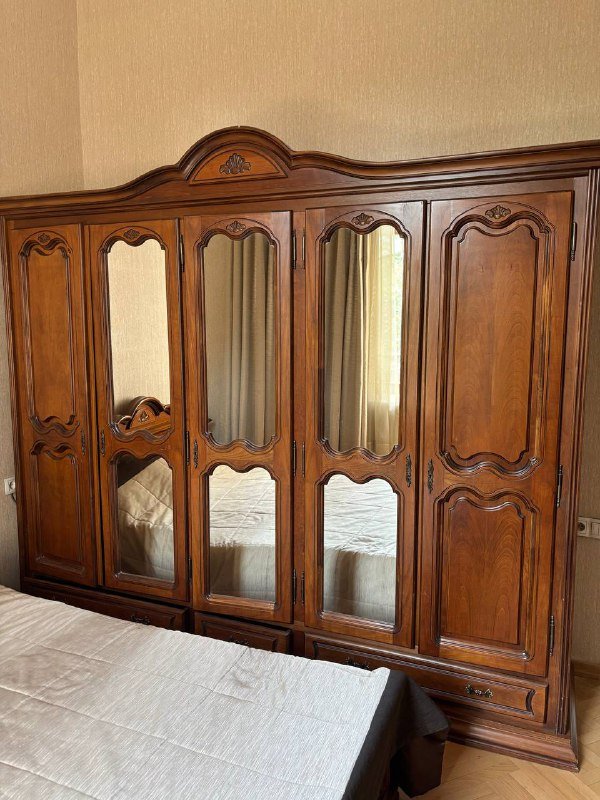 2 тумбы, комод с зеркалом, кровать, шкаф