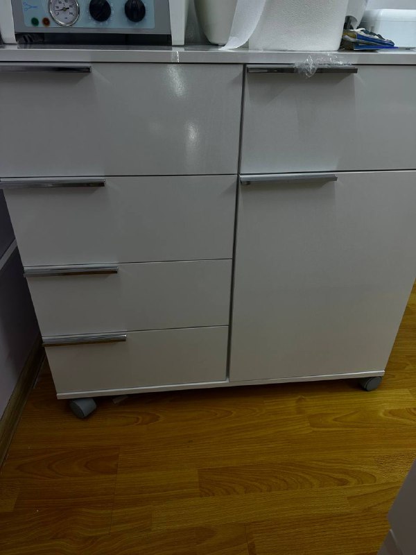 Зеркало, сухожар, комод, стелаж, кресла, столики и подставки 4