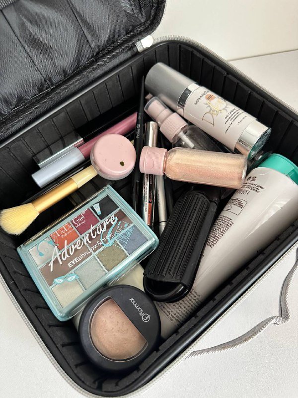 Набор косметики: тени, пудра, блеск, кисти, карандаши