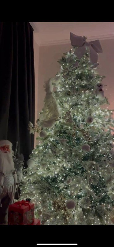 Искусственная заснеженная елка с игрушками 180-2 м