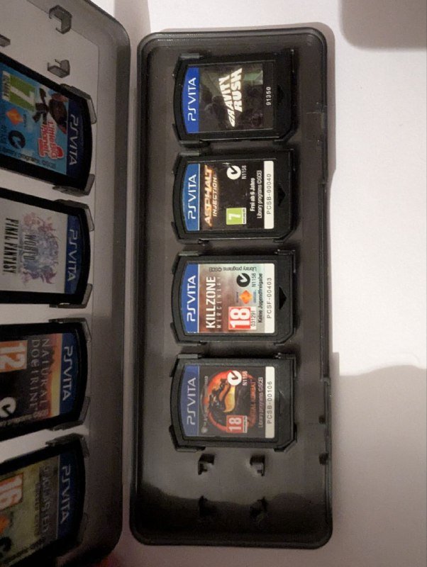 Картриджи PS Vita с кейсом