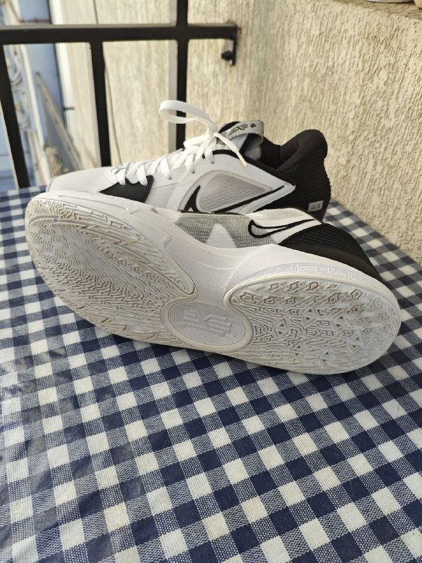 Кроссовки Nike Mens Kyrie 5 Low White Black размер 12 US 6