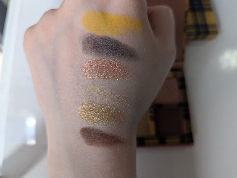 Палетка теней Makeup Revolution 90's baby 4