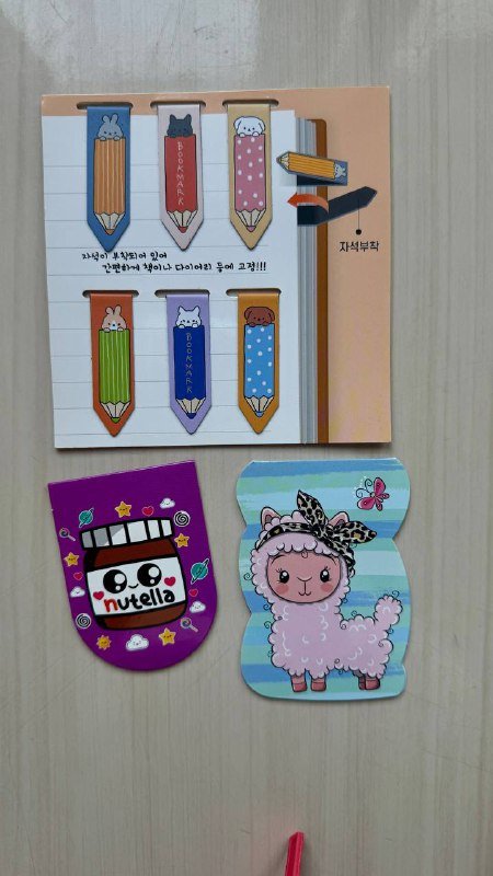 Магнитные закладки и красная пластиковая закладка 1