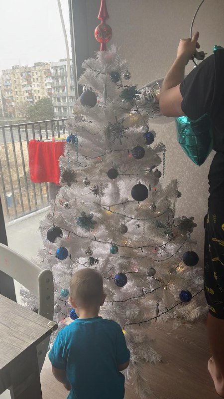 Ёлка с красно-синими игрушками 2