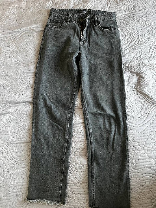Черный классический пиджак Mango, Черные джинсы Zara, Оливковый комбинезон, Красное худи LC Waikiki, Nike Air ветровка 4