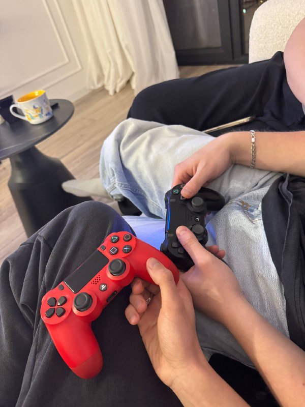 PlayStation 4 slim, 2 геймпада 2