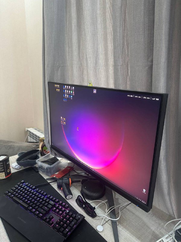 Компьютерный монструозный сетап без клавиатуры мыши наушников