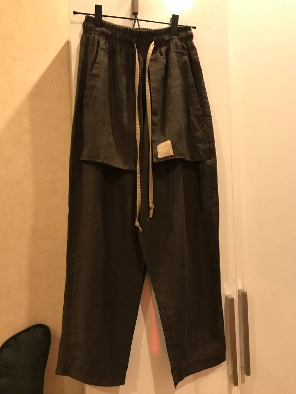 черная куртка, спортивные штаны, светлая рубашка, бежевые брюки 4