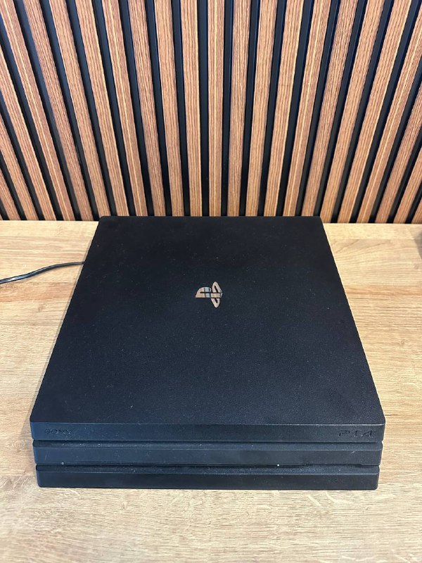PlayStation 4 PRO с 3 контроллерами 3