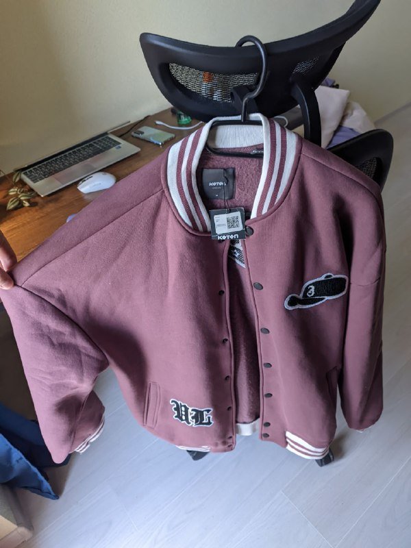 бомбер, бежевые спортивки, фиолетовые спортивки