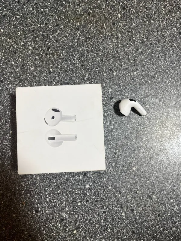 Левый наушник AirPods 4 без шумодава