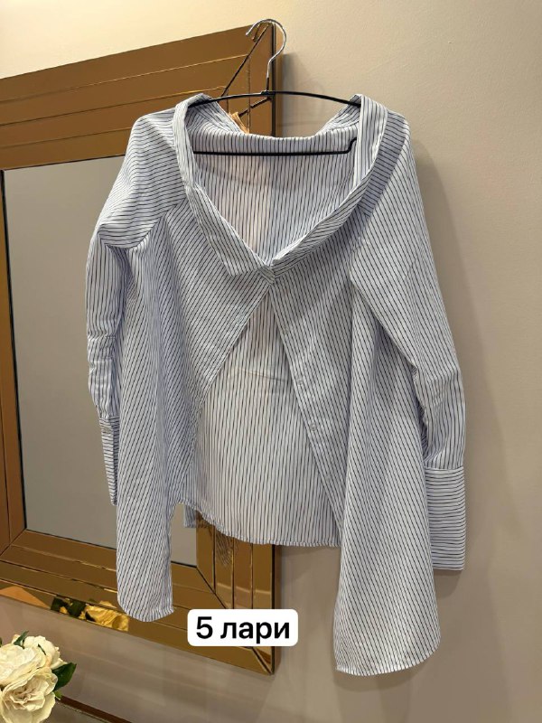 чемодан, деревянная полка, платье, юбка, блузы 9