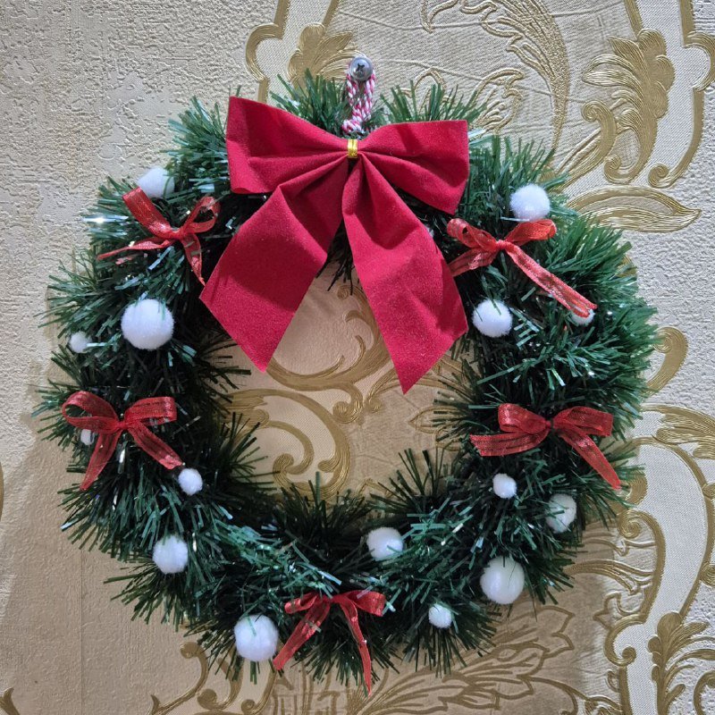 Ёлка с шишками и ягодами, игрушки, гирлянды, венок на дверь 2
