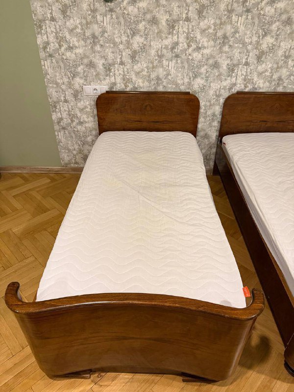 Две деревянные кровати с матрасами 4