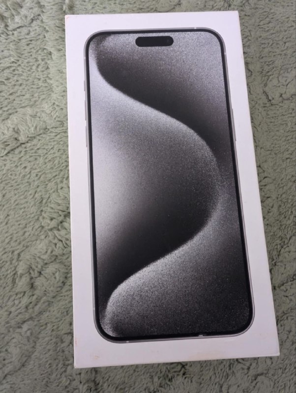 iPhone 15 pro max с чехлами 3