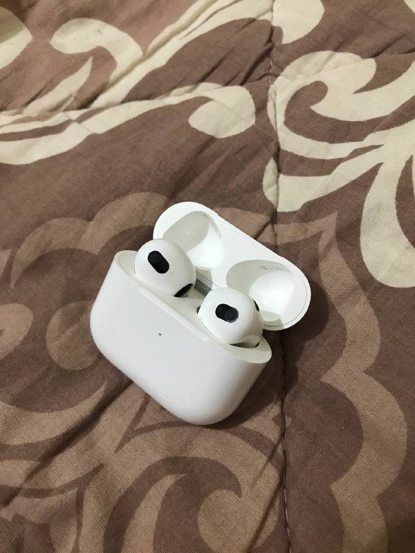 Apple AirPods, Logitech M350 мышь, Apple AirTag