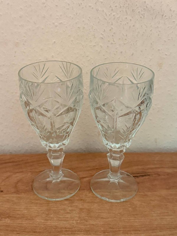 Лоток для кошки, два чайника, салфетки, бокалы, емкости, ваза, стеклянные емкости 4