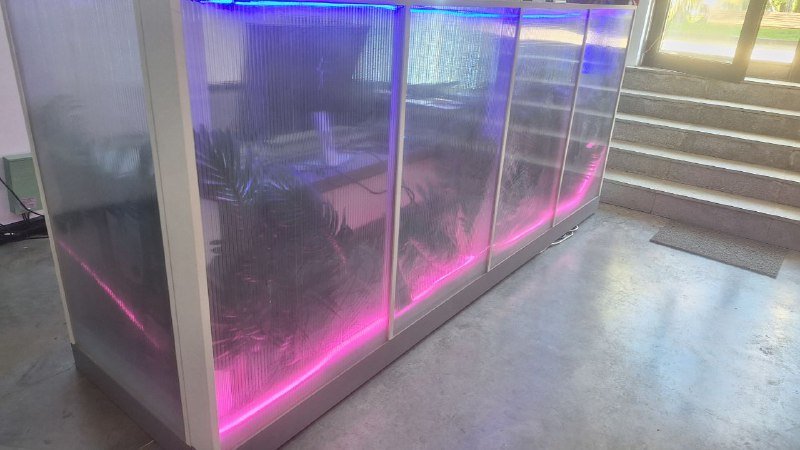 стойка ресепшен с диодными лентами и украшением 2