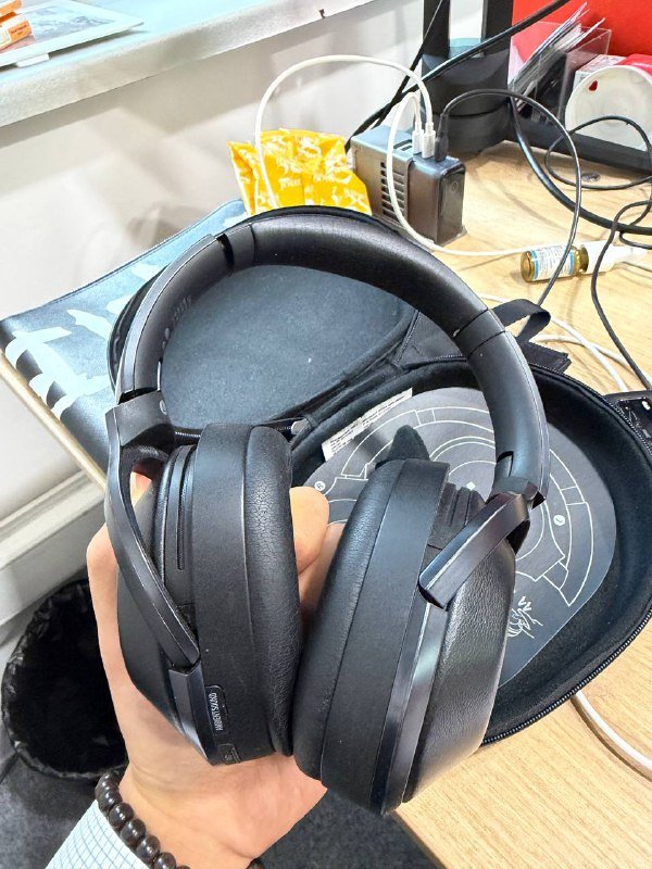 Наушники Sony MDR-1000X с чехлом и аксессуарами 3